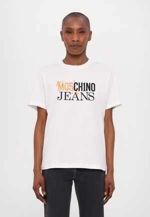 T-shirt en coton blanc avec une impression graphique noire et orange portant le texte "MO5CH1NO JEANS." Manches courtes et col rond.