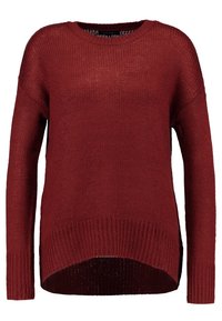 Czerwony sweter z dzianiny z okrągłym dekoltem, długimi rękawami i nieco dłuższym tyłem. Wyróżnia się teksturowaną tkaniną z otwartym splotem.