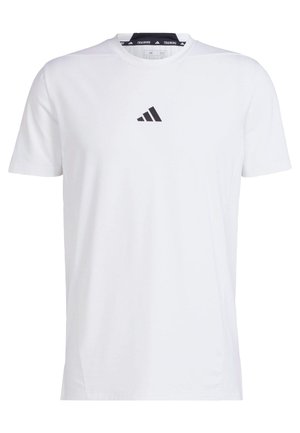Vit sport t-shirt, kortärmad, med en svart logotyp på bröstet och en svart-vit mönstrad halsringning.