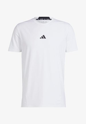 Biała koszulka sportowa, krótki rękaw, z czarnym logo na piersi i czarno-białym wzorem przy dekolcie.