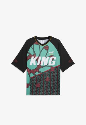 Korte mouwen Puma sportshirt met zwarte mouwen, een geometrisch bloemenpatroon in teal en grote witte "KING" tekst op de voorkant.