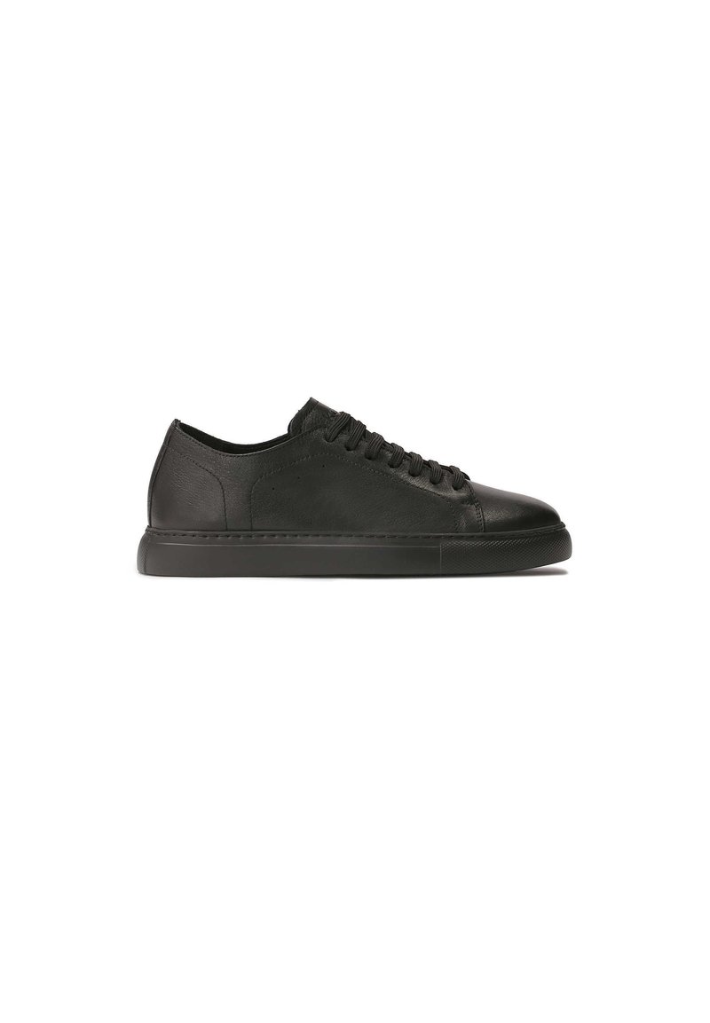 Sneaker din piele neagră cu o textură netedă, bot rotund și talpă plată din cauciuc. Dispune de un design simplu cu șireturi și detalii fine de cusătură.