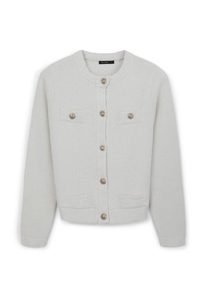 Weißer Strickcardigan mit rundem Ausschnitt, Knopfleiste vorne und zwei Brusttaschen aus Textil mit strukturiertem Stoff und runden Knöpfen.