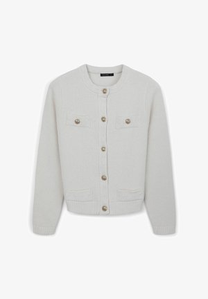 Weißer Strickcardigan mit rundem Ausschnitt, Knopfleiste vorne und zwei Brusttaschen aus Textil mit strukturiertem Stoff und runden Knöpfen.