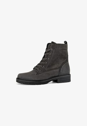 Bottines en suède gris avec un bout arrondi, un laçage à l'avant et une semelle en caoutchouc noir texturé. Comprend une petite languette arrière.