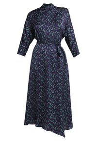 Abito lungo navy con motivo floreale verde, caratterizzato da un colletto alto, maniche a tre quarti, vita con cintura e orlo asimmetrico.
