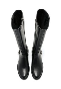 Botas negras hasta la rodilla hechas de cuero suave con un diseño elegante. Cuentan con un zipper lateral y un pequeño acento metálico cerca del tobillo.