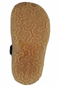 Guma podrážka s hnědým vzorem obsahujícím hexagonální tvary a vzory sněhových vloček, včetně značky "Pepino" a velikosti "18."