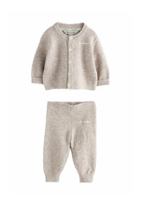 Conjunto de bebé de punto en color beige, que incluye un cárdigan abotonado y pantalones a juego. Presenta un cuello y cinturilla acanalados, con detalles de logotipo.