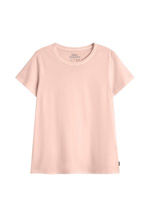Jasnoróżowa bawełniana koszulka z krótkim rękawem, okrągłym dekoltem i małą czarną metką marki na dolnym bocznym szwie.