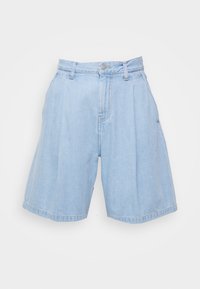 Shorts en denim bleu clair avec une taille haute, un devant plissé et des jambes larges. Comprend des passants de ceinture standard et une fermeture par bouton.