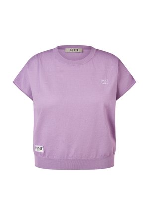 Fliederfarbenes Kurzarm-Stricktop mit rundem Ausschnitt und kleinem weißen "Ohh! lala!"-Schriftzug auf der oberen linken Seite, LCMT-Label am unteren linken Saum.