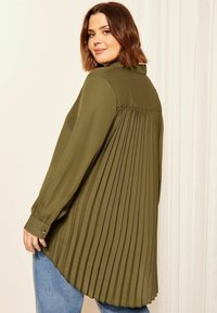 Friends Like These CURVES PLEATED BACK REGULAR FIT - Blúzka so zapínaním na gombíky - khaki green