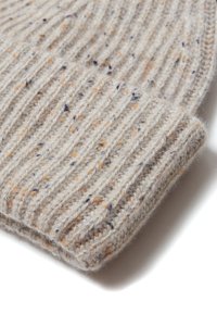 Jasnoszara prążkowana dzianinowa czapka wykonana z teksturowanej przędzy z drobnymi pomarańczowymi i granatowymi plamkami. Posiada zagięty mankiet u dołu.