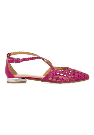Zapato plano tejido rosa con punta afilada y correa en el tobillo. Presenta un pequeño tacón metálico y una parte superior de textil estampado.