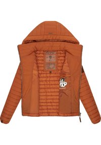 Oranžinė paklota striukė su kapisonu, horizontalus siuvinėjimas, vidinis etiketė ir mažas siuvinėjimas kairėje krūtinės pusėje. Užtrauktuko uždarymas.