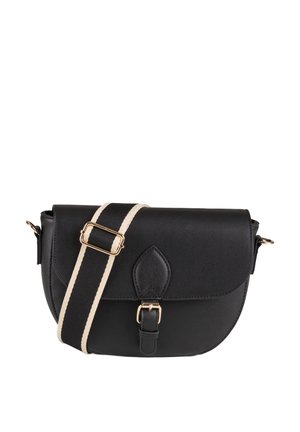 Sac à bandoulière noir en cuir avec une fermeture rabat, quincaillerie dorée, une bandoulière rayée réglable et un accent en forme de goutte d'eau à l'avant.