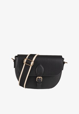 Mustan nahkaisen olkalaukun, jossa on läppäkiinnitys, kultaiset yksityiskohdat, säädettävä raidallinen olkahihna ja pisaran muotoinen koriste edessä.