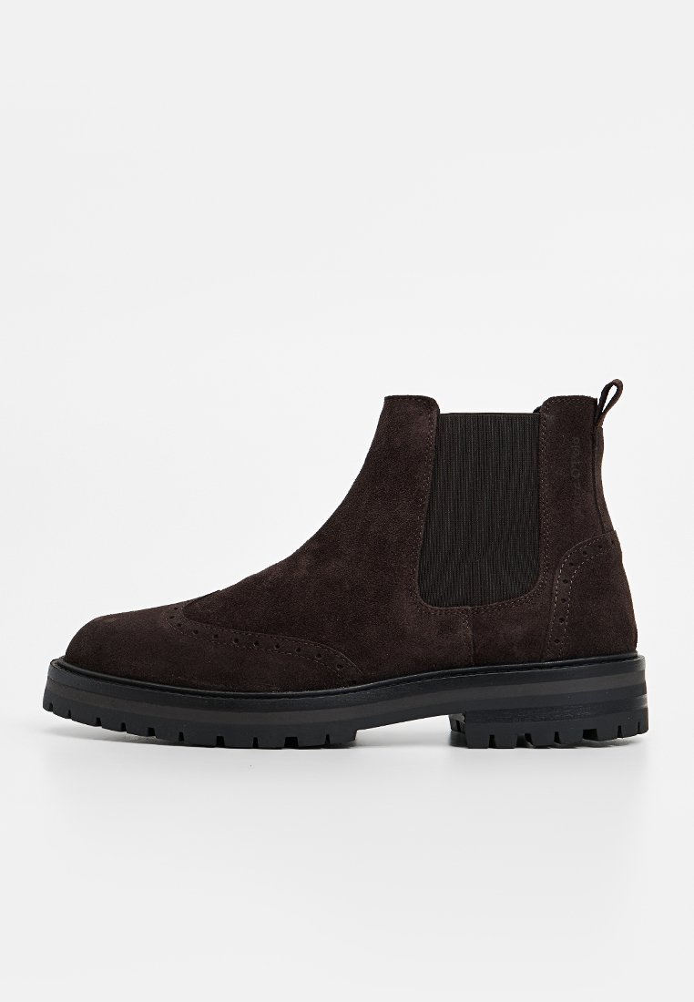Braune Wildleder-Chelsea-Boots mit elastischen Seitenpanelen, einem Ziehschlaufen, Brogue-Verzierungen und einer strukturierten schwarzen Gummisohle.