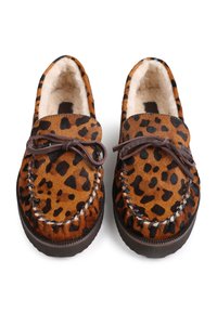 Brune og svarte leopardmønstret slip-on sko med myk fôring, dekorativ snøring og kontrasterende søm på øvre kant. Gummisåle.