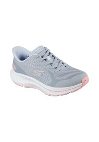 Zapatilla deportiva gris claro con parte superior de malla, acentos rosas y suela acolchada blanca, que presenta una punta redondeada y cierre con cordones.