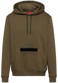 Khaki bluza z kapturem wykonana z miękkiego materiału. Posiada czarne sznurki, kieszeń typu pouch z przodu z czarnym paskiem oraz nadrukowany detal z logo.