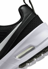 Scarpa da atletica nera con tomaia testurizzata, lato perforato, intersuola bianca, ammortizzazione traslucida e suola in gomma nera.