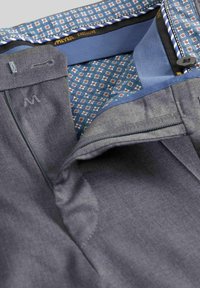 Graue Hosen mit glatter Textur, ausgestattet mit blauer gemusterter Fütterung, Reißverschluss und einem kleinen gestickten Logo am Bund.