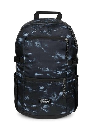 Zaino marmorizzato nero e grigio con due tasche frontali con zip, tasche laterali in rete e logo Eastpak sulla tasca frontale inferiore.