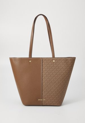 Sac tote marron avec du cuir texturé d'un côté et du tissu à motif de l'autre. Dispose de deux poignées et d'accents en métal doré.