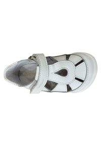 Sandalía de cuero blanco con diseño recortado, correa ajustable, interior texturizado y suela de goma. Punta cerrada con acentos decorativos.