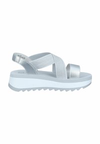 Des sandales plateformes argentées avec des straps élastiques, une finition métallique texturée et une semelle en caoutchouc crantée, dotées d'un petit talon compensé pour le confort.