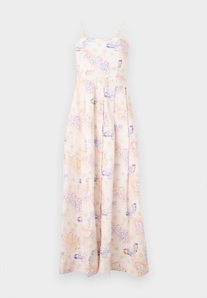 Robe longue sans manches à fines bretelles, avec un motif papillon et floral pastel sur un fond clair.