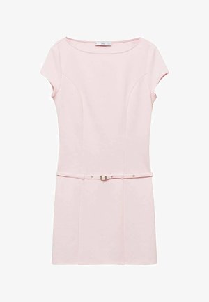 Kort rosa klänning med korta ärmar, figurnära bodice och en subtil bälteaccent. Tillverkad av ett slätt tyg med en ren, strukturerad design.