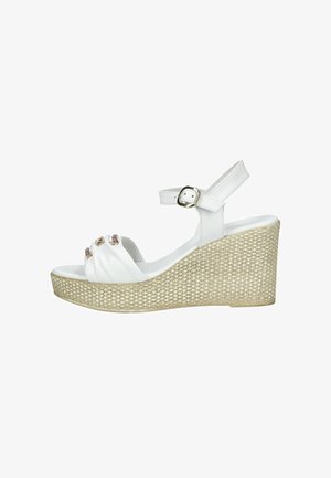 Witte sleehaksandaal met enkelbandje, gespsluiting, gerimpelde voorband en een geweven textuur op de plateauzool.