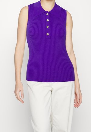 Mouwloze aansluitende top van geribbelde gebreide stof, met een felpaarse kleur, een kraag en een knoopsluiting met metalen accenten.