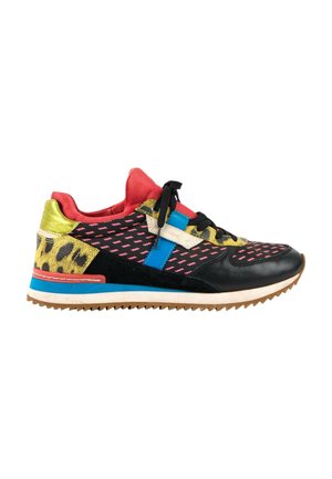 Sort og pink sneaker med rødt inderfor, blå og gyldne detaljer, leopardprint, sorte snørebånd og ristet brun sål.