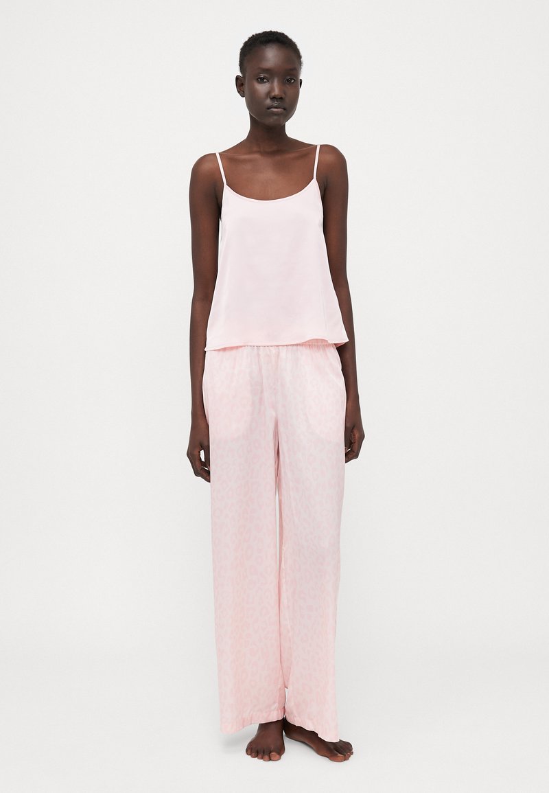 Set di pigiama rosa chiaro composto da un top senza maniche con vestibilità ampia e pantaloni con vita elastica e un delicato motivo leopardato.
