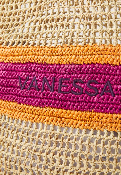 Geflochtene Strohtasche mit einem natürlichen, tanfarbenen Grundton, akzentuiert mit lebhaften orangen und fuchsia Streifen; "VANESSA" in dunklem Faden gestickt.