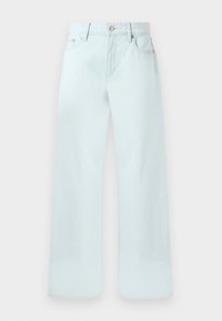 Φαρδιά τζιν παντελόνια ψηλόμεσα σε ανοιχτό μπλε χρώμα με μπροστινό κουμπί, κλείσιμο με φερμουάρ, θηλιές για ζώνη και μπροστινές τσέπες σε απλό φόντο.