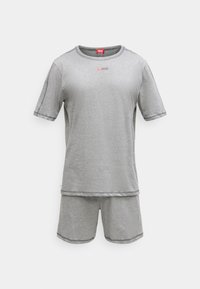 Ανοιχτό γκρι κοντομάνικη μπλουζα και αντίστοιχα σορτς με σκοτεινές γκρι ραφές και μικρό κόκκινο λογότυπο Diesel στο στήθος.