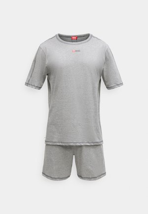 Világosszürke rövid ujjú felső és hozzáillő sort sötétszürke varrással és kis piros Diesel logóval a mellkason.