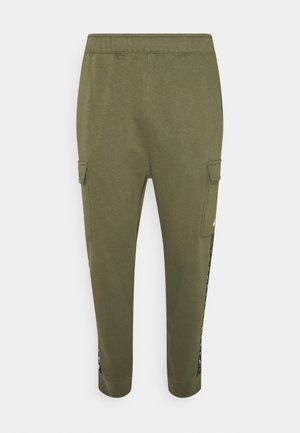 Pantalones joggers en verde oliva con una textura suave, cinturilla elástica, dos bolsillos laterales tipo cargo y franjas laterales negras contrastantes con detalles del logo.