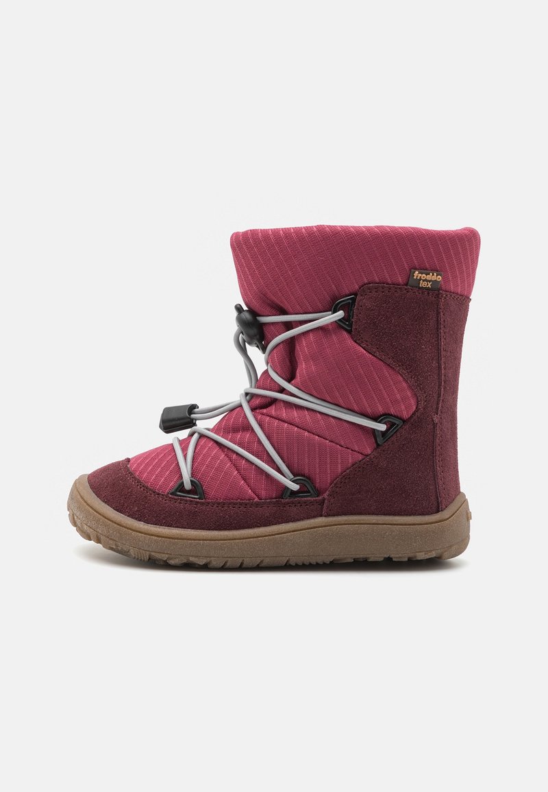 Botte d'hiver rose avec un dessus matelassé, des accents en suède, des lacets élastiques et une semelle en caoutchouc texturé pour l'adhérence et la durabilité.