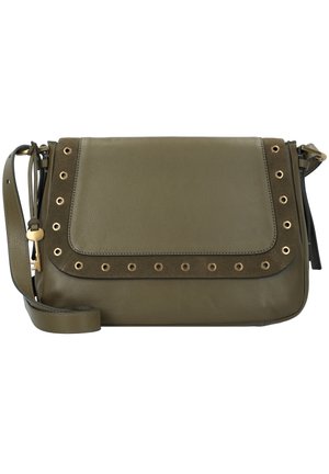 Olijfgroene leren crossbodytas met klep, gouden oogjesrand, verstelbare band en decoratieve gouden sleutelhanger aan de zijkant.