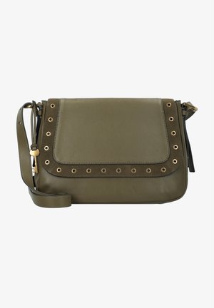 Olijfgroene leren crossbodytas met klep, gouden oogjesrand, verstelbare band en decoratieve gouden sleutelhanger aan de zijkant.