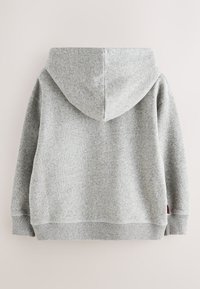 Grauer Pullover mit Kapuze, gerippten Bündchen und Saum. Weiche Textur mit feinem, gesprenkeltem Muster. Enthält ein kleines Logo an der unteren Seite.