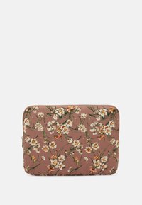 Blomster laptop sleeve i pink stof med hvide og orange blomster, grønne stængler og lynlås. Glat tekstur med en struktureret form.