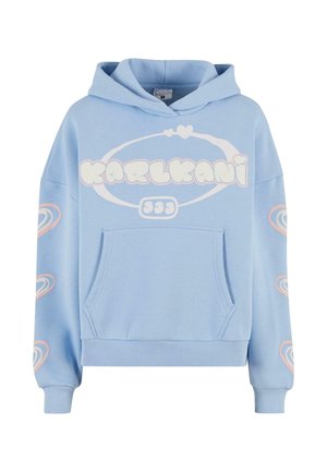 Ljusblå hoodie med en stor vit "KARLKANI"-logotyp, framficka och pastellfärgade virvelgrafik på ärmarna. Material i bomullsblandning, avslappnad passform.