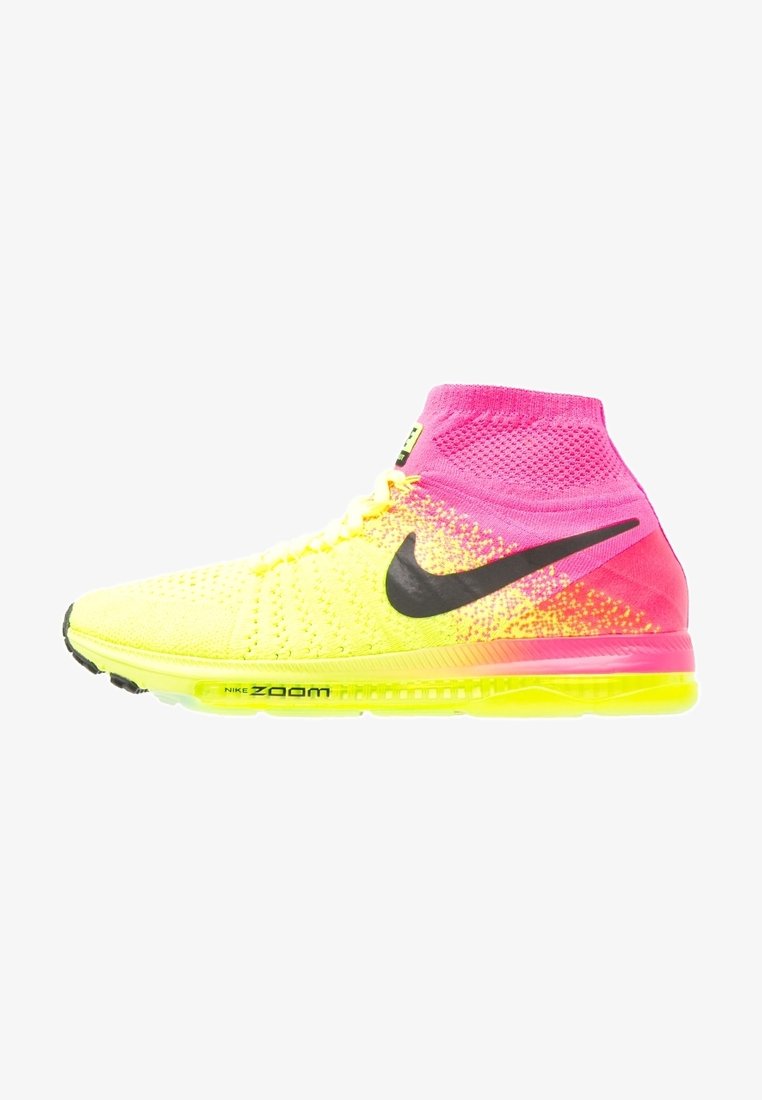 Chaussure de course Nike Zoom jaune et rose avec un logo swoosh noir et un col haut type chaussette, vue de côté.